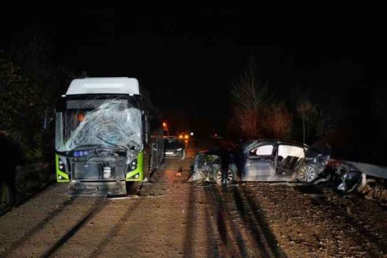 Belediye otobüsüyle kafa kafaya çarpışan otomobil hurdaya döndü: 1 ölü, 2 yaralı 2