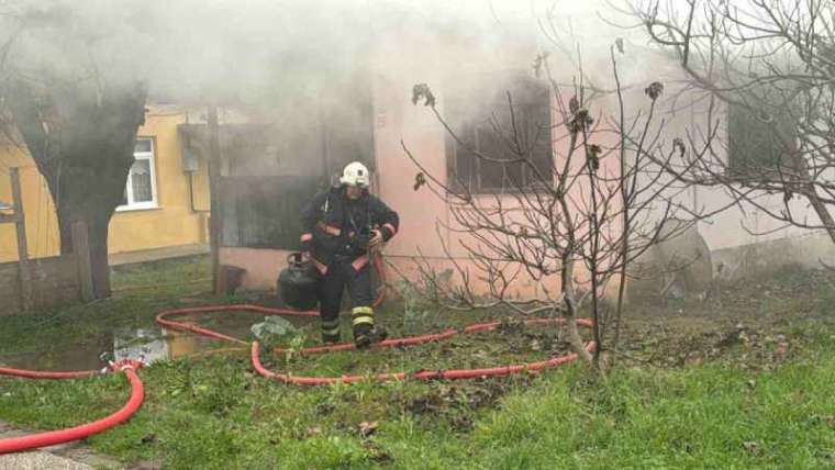 Prafabrik Evde Çıkan Yangın İtfaiye Ekiplerince Söndürüldü 1