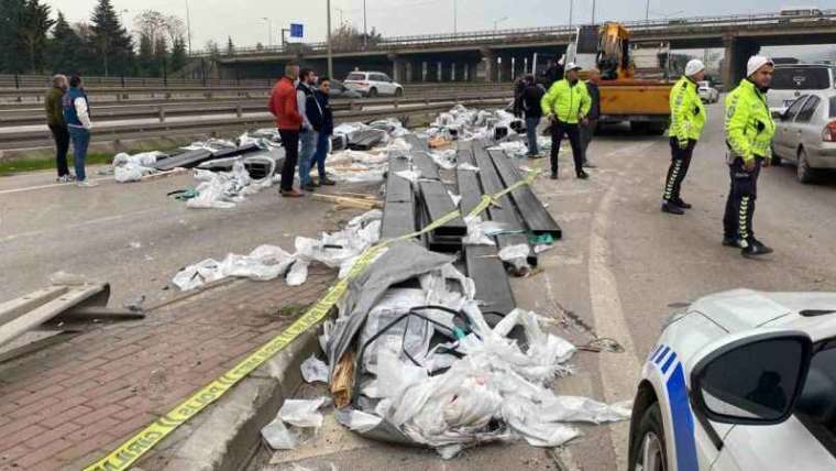 Tırdan Düşen Demir Profiller yolu Kapattı 1