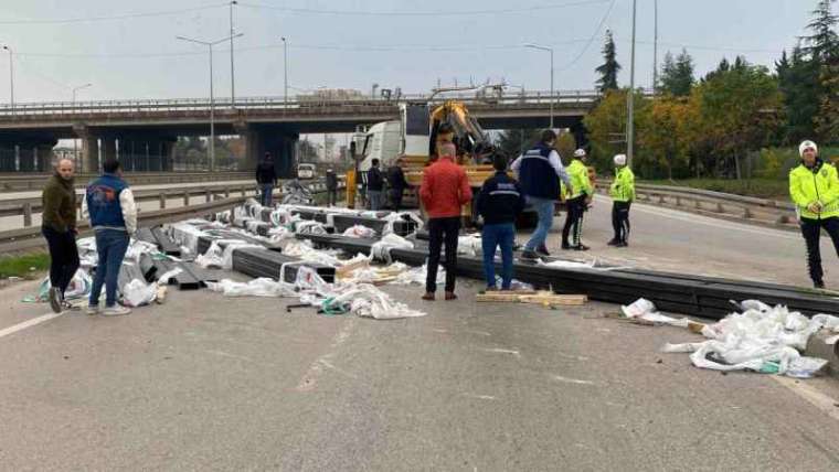 Tırdan Düşen Demir Profiller yolu Kapattı 2