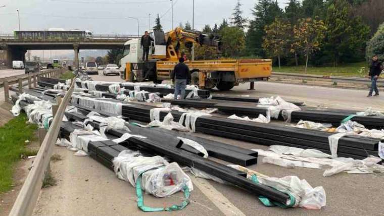 Tırdan Düşen Demir Profiller yolu Kapattı 3