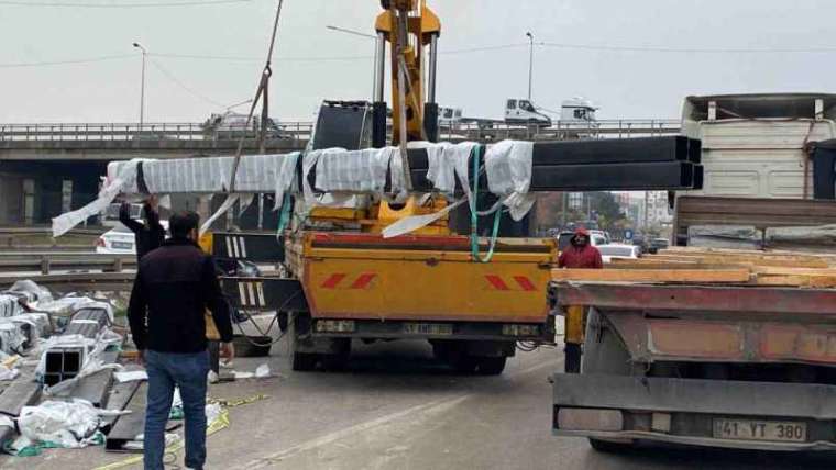 Tırdan Düşen Demir Profiller yolu Kapattı 4