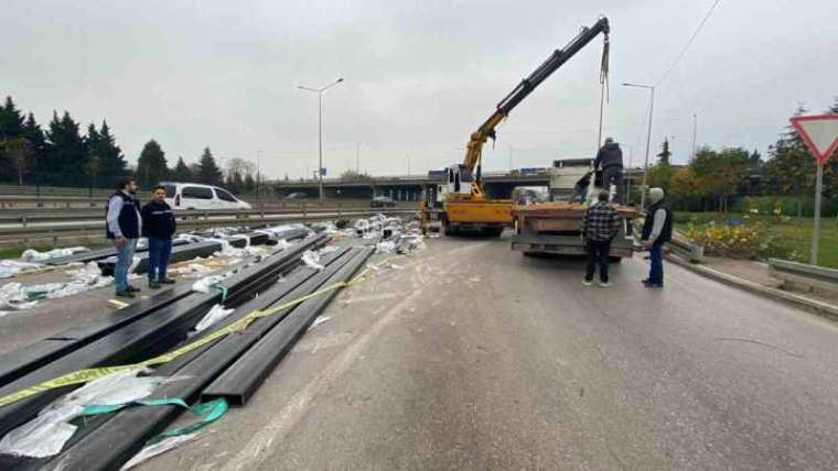 Tırdan Düşen Demir Profiller yolu Kapattı 5