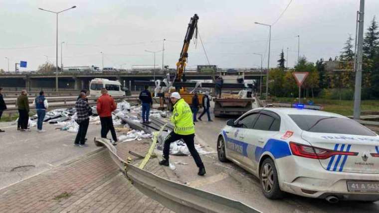 Tırdan Düşen Demir Profiller yolu Kapattı 6