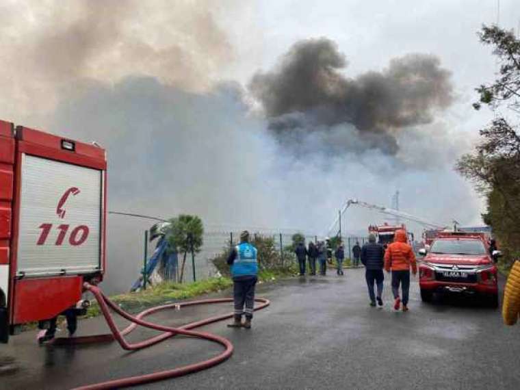 Kocaeli’de lojistik fabrikasının deposunda çıkan yangın devam ediyor 2