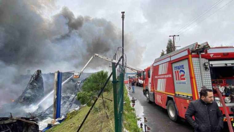 Kocaeli’de lojistik fabrikasının deposunda çıkan yangın devam ediyor 4