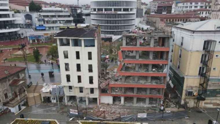 İmaret Meydanı Projesi’nde 2 Binanın Yıkımına Başladı 1