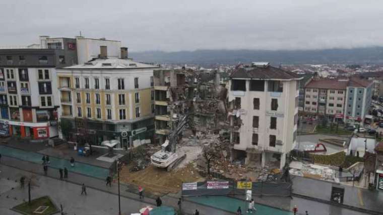 İmaret Meydanı Projesi’nde 2 Binanın Yıkımına Başladı 2