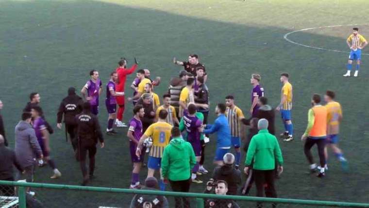 Futbolcular Arasında Başlayan Ve Tribünlere De Taşan Gerginliği Polis Ekipleri Güçlükle Ayırdı 3