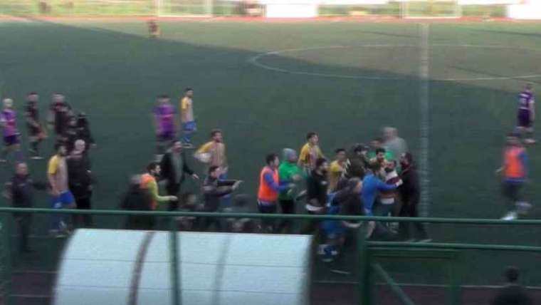 Futbolcular Arasında Başlayan Ve Tribünlere De Taşan Gerginliği Polis Ekipleri Güçlükle Ayırdı 6