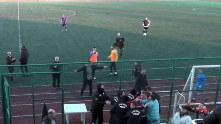 Futbolcular Arasında Başlayan Ve Tribünlere De Taşan Gerginliği Polis Ekipleri Güçlükle Ayırdı 7