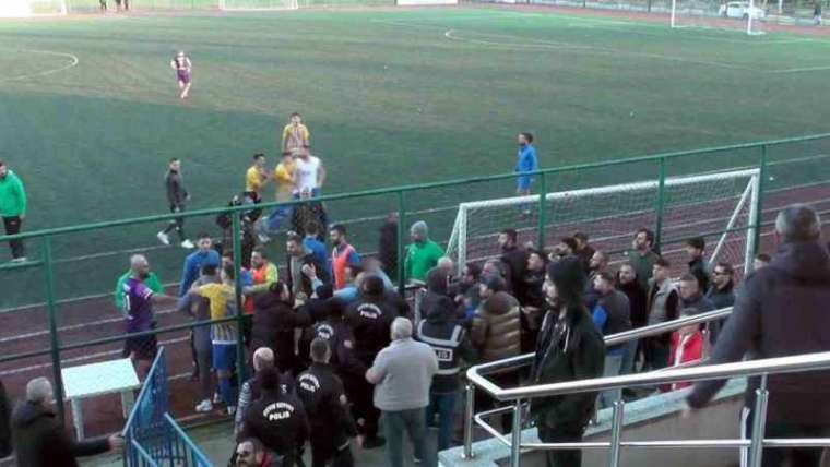 Futbolcular Arasında Başlayan Ve Tribünlere De Taşan Gerginliği Polis Ekipleri Güçlükle Ayırdı 10