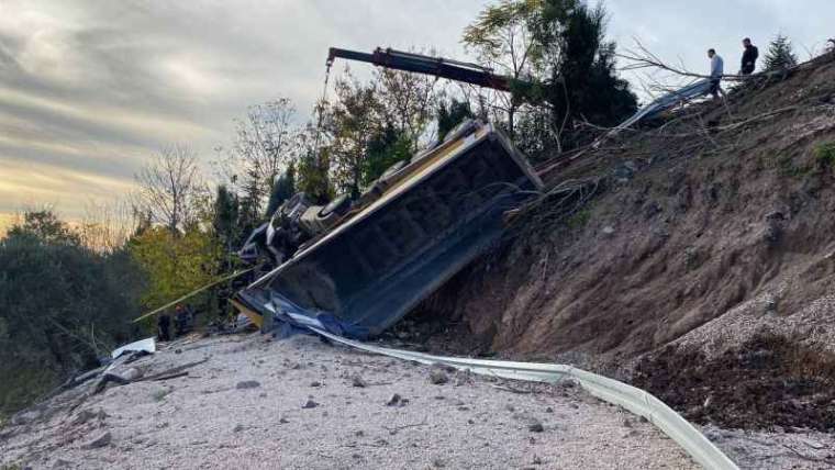 75 metre sürüklenen hafriyat kamyonu yeşillik alana devrildi: 1 ölü, 1 yaralı 1