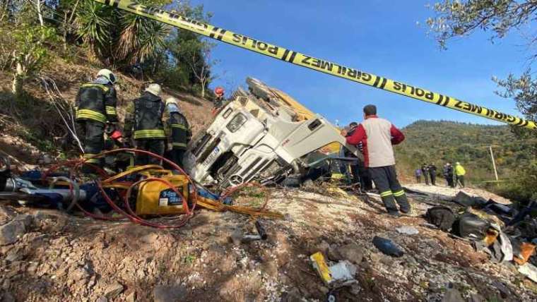 75 metre sürüklenen hafriyat kamyonu yeşillik alana devrildi: 1 ölü, 1 yaralı 2