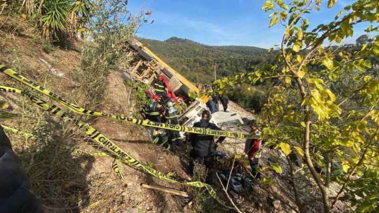 75 metre sürüklenen hafriyat kamyonu yeşillik alana devrildi: 1 ölü, 1 yaralı 4