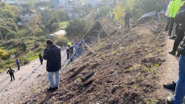 75 metre sürüklenen hafriyat kamyonu yeşillik alana devrildi: 1 ölü, 1 yaralı 5