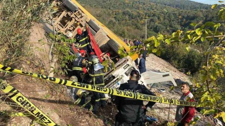 75 metre sürüklenen hafriyat kamyonu yeşillik alana devrildi: 1 ölü, 1 yaralı 7