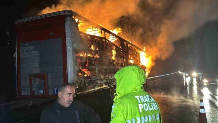 Otoyolda korkutan yangın: Pamuk yüklü tır alev alev yandı 5