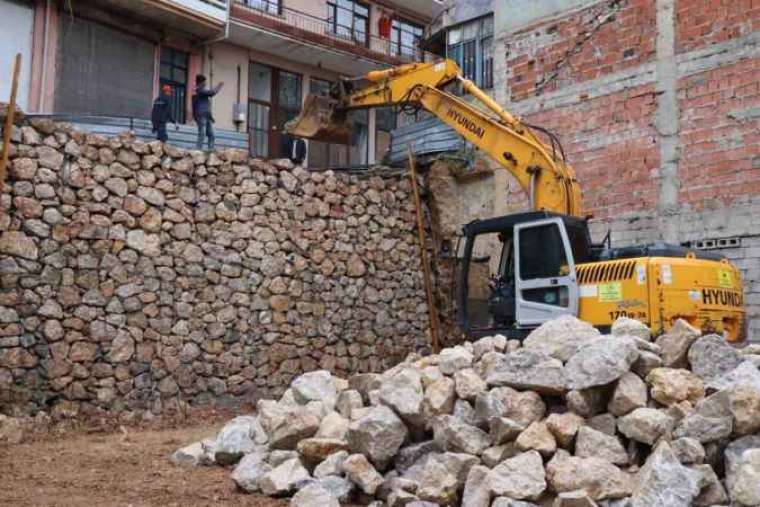 İstinat Duvarı Çökmüştü, Yeniden inşa Edildi 1