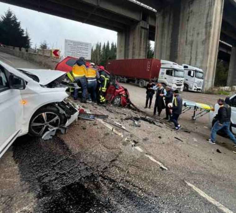 Kocaeli’de Araçlar Kafa Kafaya Çarpıştı 1