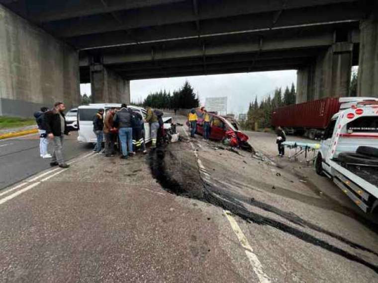 Kocaeli’de Araçlar Kafa Kafaya Çarpıştı 3