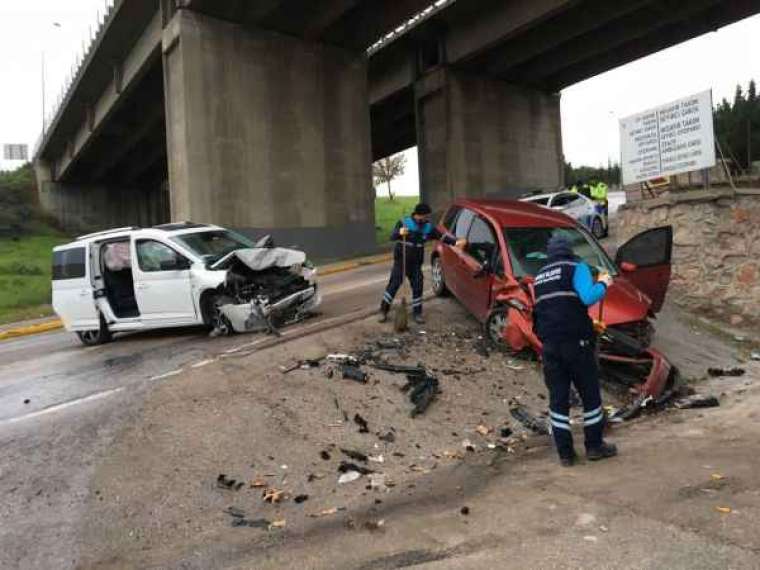 Kocaeli’de Araçlar Kafa Kafaya Çarpıştı 4