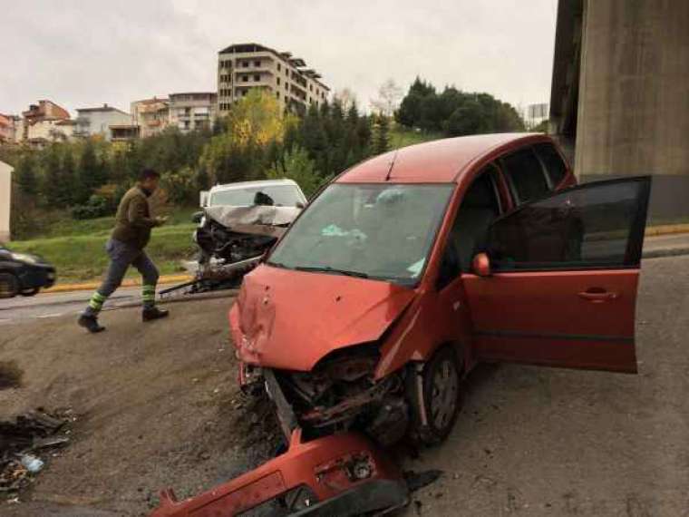 Kocaeli’de Araçlar Kafa Kafaya Çarpıştı 5