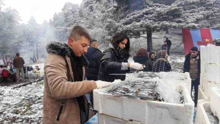 Karlar Altında Hamsi Rüzgarı; 2 Ton Hamsi Yediler 1