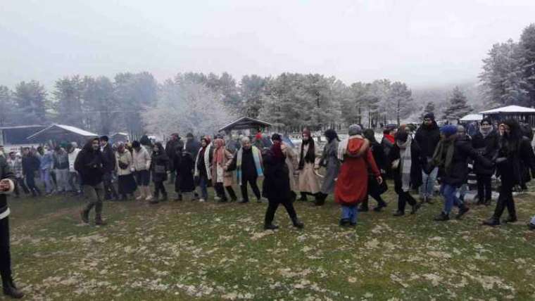 Karlar Altında Hamsi Rüzgarı; 2 Ton Hamsi Yediler 4