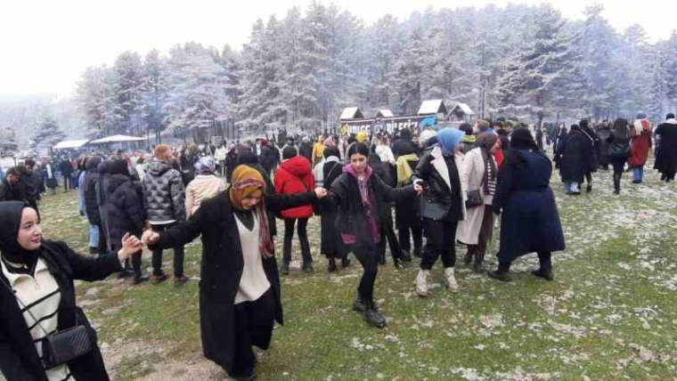 Karlar Altında Hamsi Rüzgarı; 2 Ton Hamsi Yediler 7