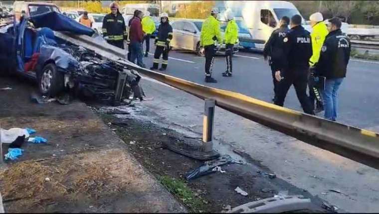 Otomobil Bariyere Ok Gibi Saplandı, Anne ve Oğlu Hayatını Kaybetti 2