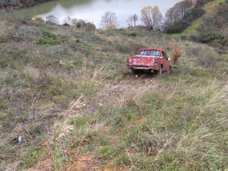 Uçuruma yuvarlanan kamyonetten son anda kurtuldu 4