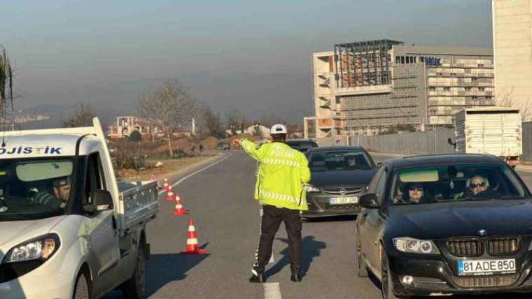 Radarla hız denetiminde 77 sürücüye ceza kesildi 6