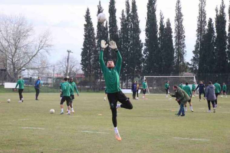 10 maçtır mağlup olmayan Sakaryaspor, ezeli rakibini yenmek için sahaya çıkacak 1