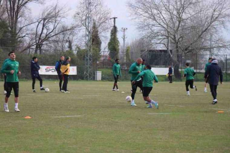 10 maçtır mağlup olmayan Sakaryaspor, ezeli rakibini yenmek için sahaya çıkacak 4