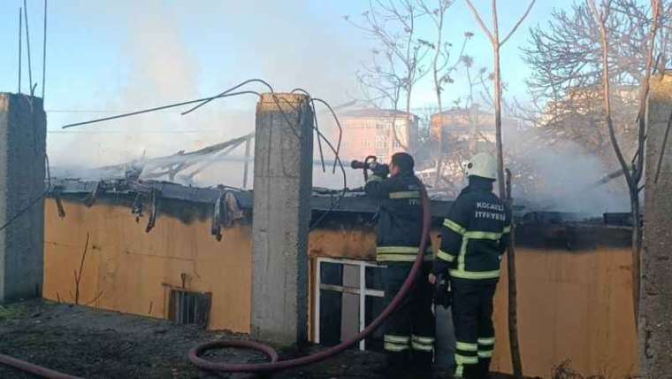 Gebze'de Gecekondu Alevler İçinde Yandı 2