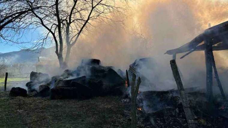 Sakarya'da Bahçedeki Samanlıklar Alev Alev Yandı 3