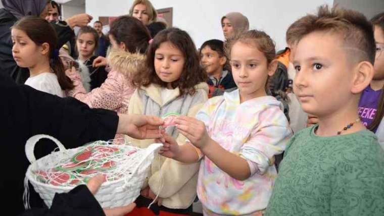 Karasu'da Öğrencilerden Filistinli Çocukları Anma Etkinliği 5