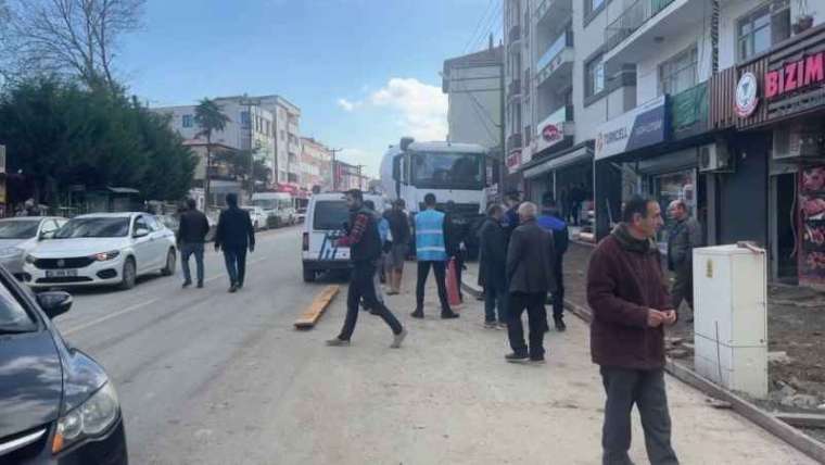 Esnaf ile kaldırım yenileme çalışması yapan işçiler arasında kavga: 2 yaralı 1