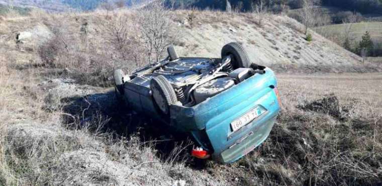 Bolu’da otomobil şarampole devrildi: 2 yaralı 1