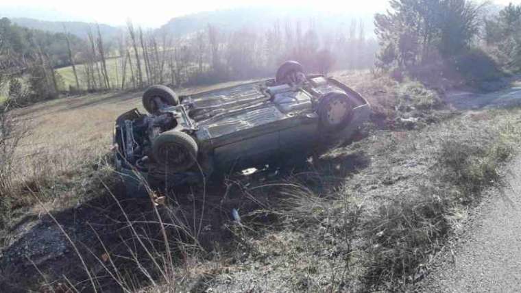 Bolu’da otomobil şarampole devrildi: 2 yaralı 2