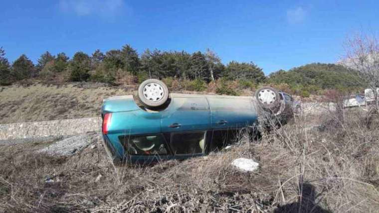 Bolu’da otomobil şarampole devrildi: 2 yaralı 3