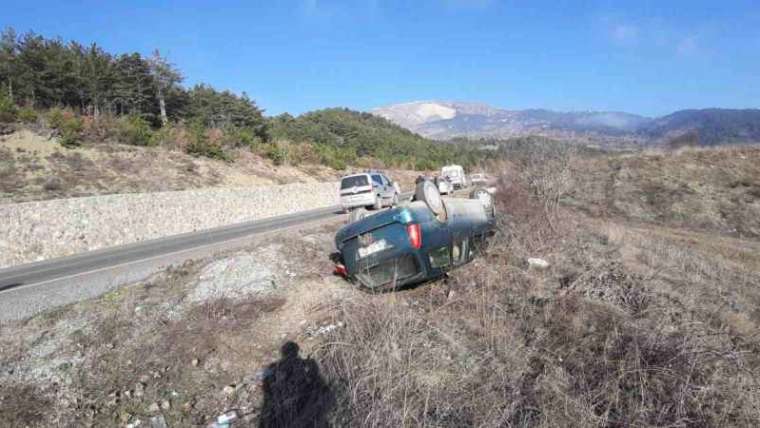 Bolu’da otomobil şarampole devrildi: 2 yaralı 4