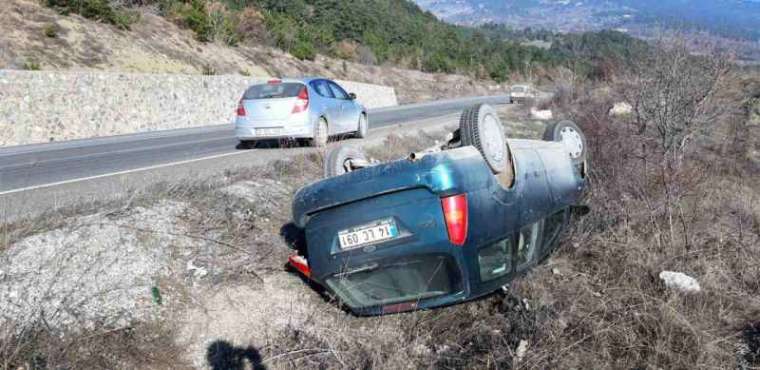 Bolu’da otomobil şarampole devrildi: 2 yaralı 5