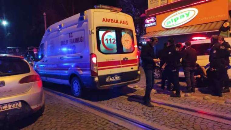 Kocaeli'de Kız Arkadaşıyla Yürürken Bıçaklandı 1