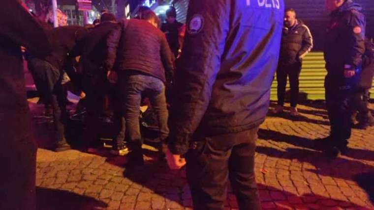 Kocaeli'de Kız Arkadaşıyla Yürürken Bıçaklandı 3