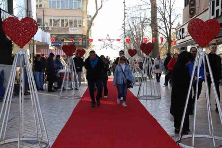 Kırmızı Halı Vatandaşın Ayağına Geldi 2