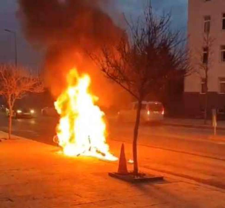 Polisin durdurduğu motosiklet alev alev yandı 1