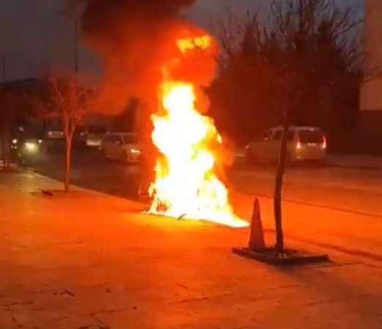 Polisin durdurduğu motosiklet alev alev yandı 2