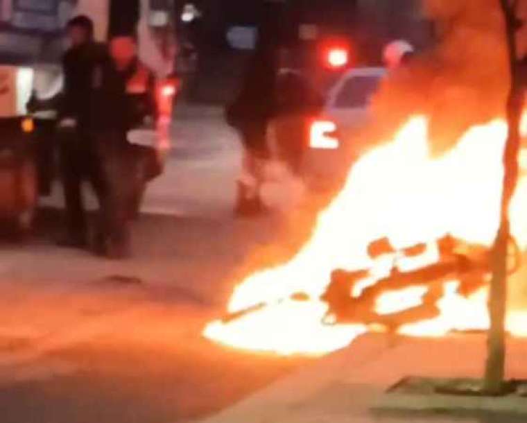 Polisin durdurduğu motosiklet alev alev yandı 3